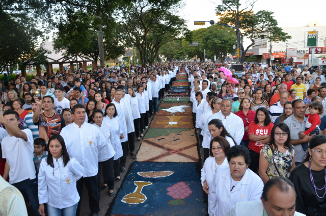 Celebração de Corpus Christi reúne milhares de fiéis