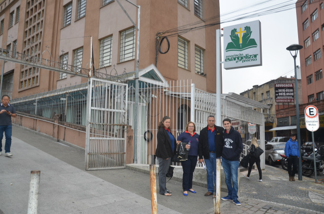 Ozair, Patrícia, Osmar e Gabriel, na entrada principal da Associação Evangelizar é Preciso em Curitiba (PR). Foto: Estanislau Sanabria