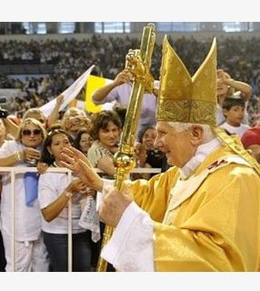 Papa saúda fiéis presentes no Ginásio de Esportes Elefthería de Nicósia, capital de Chipre, para a Santa Missa deste domingo