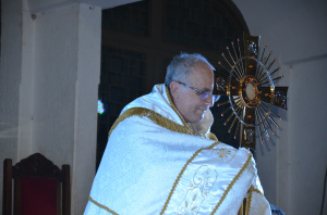 Celebração de Corpus Christi reúne milhares de fiéis