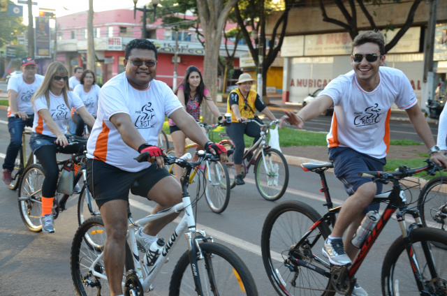 Pe. Wilibrodus Wedho, pároco da paróquia N. S. Aparecida, no 4° Plano, participando do 3° Pedal Cristo. Foto : Gabriel Fernandes