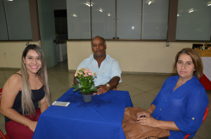  Gilberto e Fátima Salatine, juntamente com a filha. Casal que fez a doação das leitoas para a confraternização da Rádio Coração.