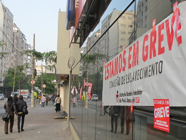 Agência na Avenida Brigadeiro Luiz Antônio já tinha cartazes com anúncio de greve na manhã desta terça-feira (27) (Foto: Anay Cury/G1)