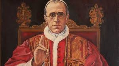 Pio XII pintado por Luis Fernández Laguna e um dos documentos pubicados pela Santa Sé / (Cc BY-AS 3.0)