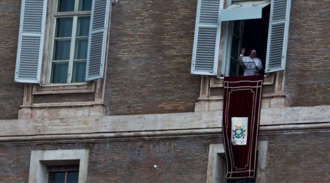 Diante de uma multidão de fiéis que, mesmo sob a intensa chuva que caía em Roma, esperavam as palavras do Pontífice, Francisco assegurou que os frutos do Sínodo “já estão fermentando, como faz o suco da uva nos barris depois da vindima. O Sínodo dos jovens foi uma boa colheita de uvas e promete bom vinho”.