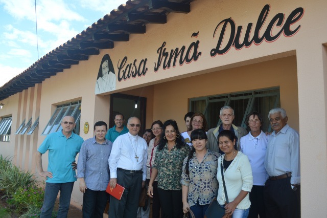 Dom Redovino com padres e convidados na inauguração da Casa Irmã Dulce 2, em Dourados 