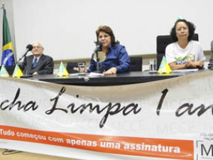 Organizações e parlamentares da Frente Contra a Corrupção se reuniram em Brasília para cobrar uma decisão final do STF sobre a Ficha Limpa