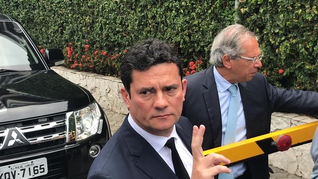 O juiz Sérgio Moro, ao deixar a casa do presidente eleito Jair Bolsonaro (PSL), no Rio de Janeiro — Foto: Henrique Coellho/G1