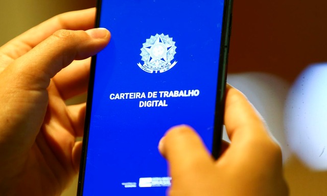 © Marcelo Camargo/Agência Brasil
Economia
IBGE: desemprego cai para 9,8%;