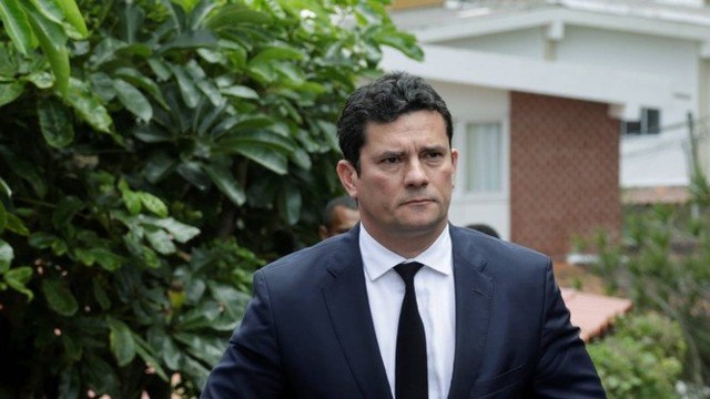 O juiz Sergio Moro deixa o condomínio onde mora o presidente eleito Jair Bolsonaro, na Barra da Tijuca, no Rio Foto: Gabriel de Paiva / Agência O Globo