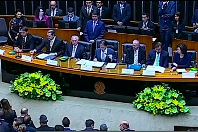 Também estão na Presidência do Senado o presidente do Supremo Tribunal Federal, ministro Dias Toffoli, a procuradora-geral da República, Raquel Dodg , o presidente da República Michel Temer e o ministro-chefe da Casa Civil, Eliseu Padilha.