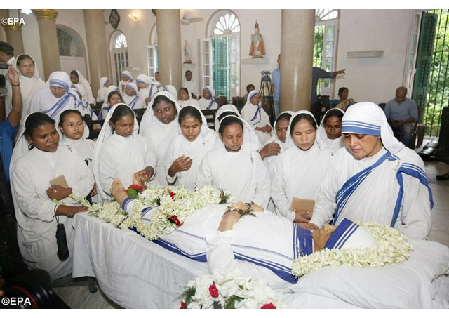 Irmãs prestam homenagens à irmã Nirmala - EPA