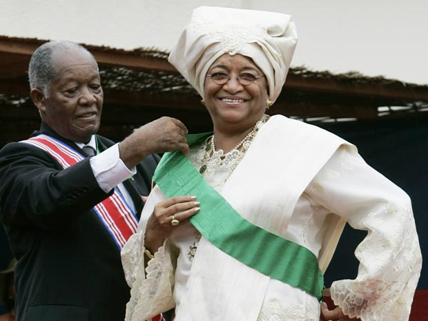 Ellen Johnson Sirleaf recebe a faixa durante sua posse, em 16 de janeiro de 2006, em Monróvia, capital da Libéria (Foto: AP)