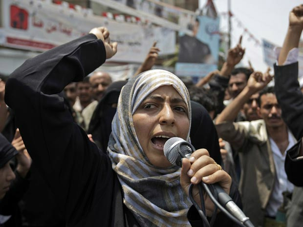 A ativista iemenita Tawakkul Karman durante protesto contra o governo em 27 de junho, em Sanaa (Foto: AP)