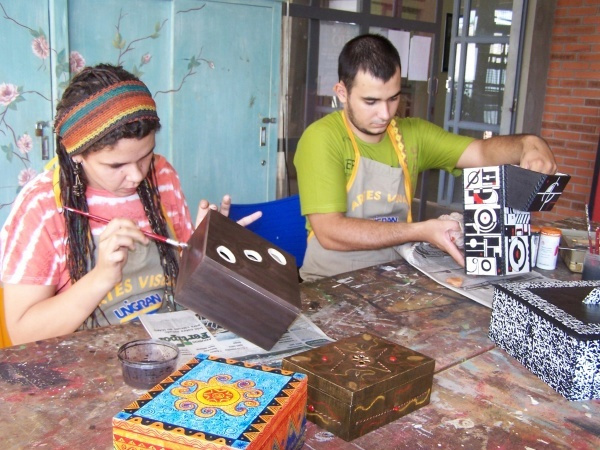 Maioria das obras são confeccionadas por estudantes e professores de Artes Visuais, da Unigran. (Foto: Arquivo)
