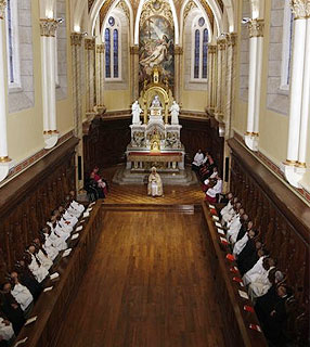 Bento XVI encontra-se com monges da Ordem da Cartuxa de Serra San Bruno, durante visita pastoral