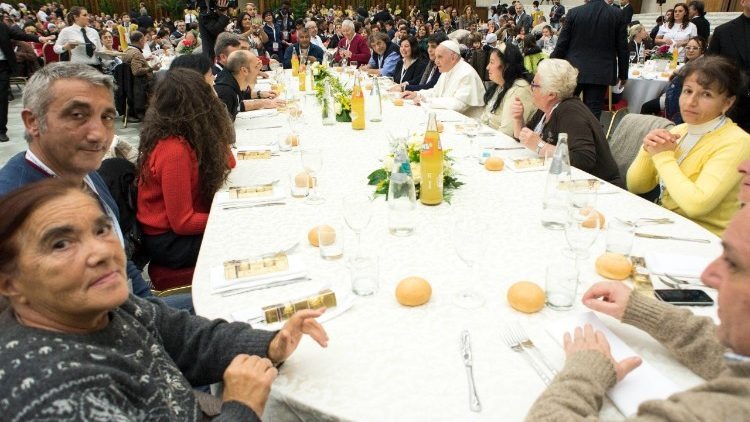 Almoço com pessoas pobres na Sala Paulo VI em 2017  (@L'Osservatore Romano)