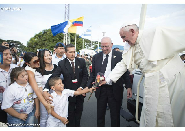 Menino presenteia o Papa com uma rosa branca - OSS_ROM
