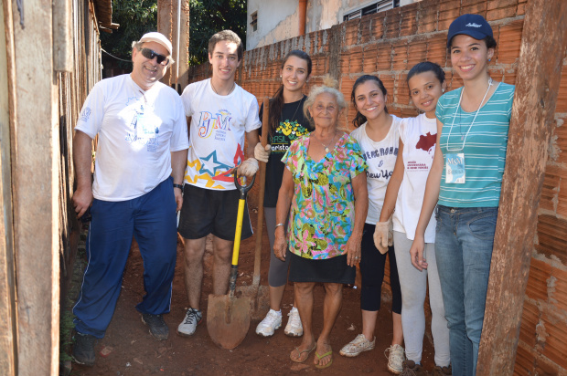 Dna. Teresa Francisca, 73 anos acompanhada dos jovens maristas em missão na cidade de Dourados.