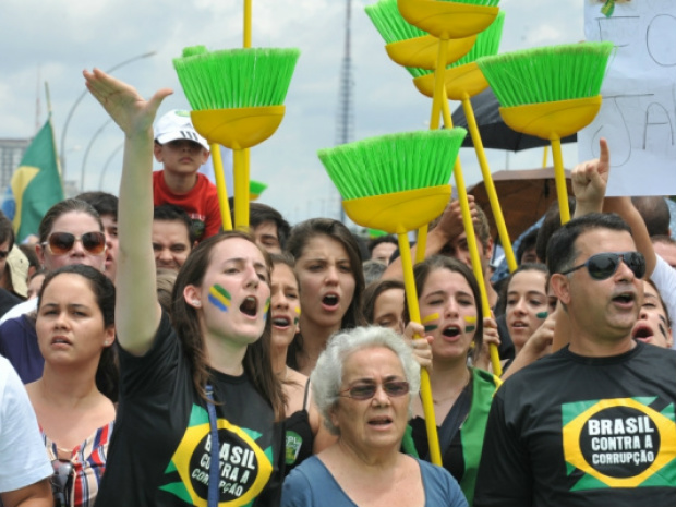 Participantes da 2ª Marcha Contra a Corrupção e a Impunidade pedem o fim do voto secreto no Poder Legislativo. (Foto: Valter Campanato/ABr)