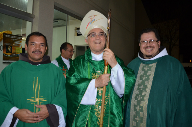 Frei Roberto, dom Redovino Rizzardo e frei Silvio, que assume como pároco da paróquia São José Operário, de Dourados.