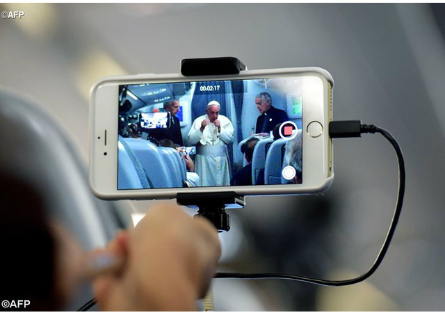Durante a coletiva, o Papa também foi indagado sobre o uso frequente de selfie pelos fieis - AFP