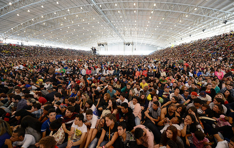 Jovens participam de grupo de oração no PHN