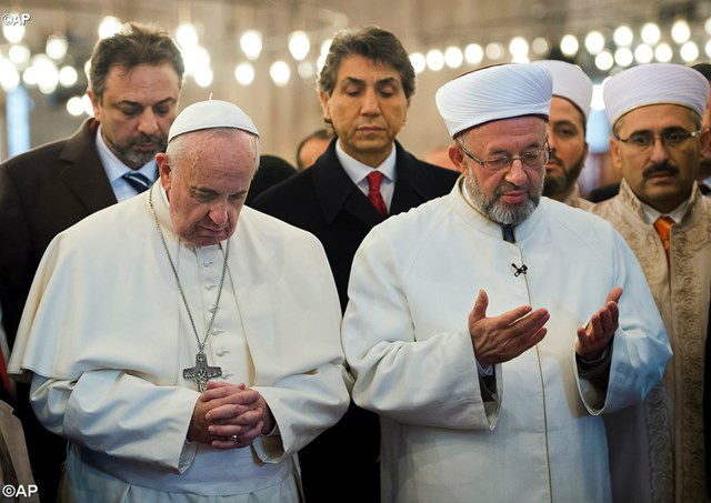Papa acompanha oração na Mesquita Azul em Istambul - AP