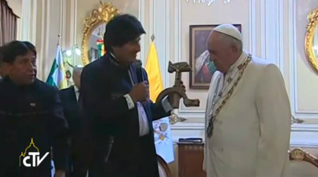 Evo Morales deu de presente um Cristo sobre uma foice e um martelo de madeira. Imagem: captura de Youtube