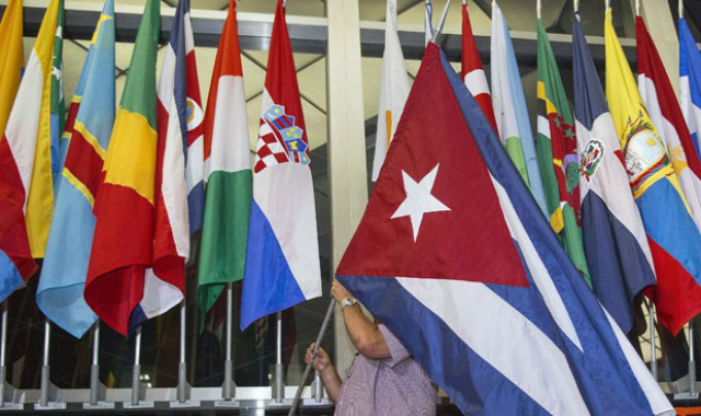 Bandeira cubana é colocada entre as bandeiras da Croácia e de Chipre no Departamento de Estado dos EUA nesta segunda-feira (20), dia em que Cuba e EUA reabriram suas embaixadas após décadas (Foto: Paul J. Richards/AFP)