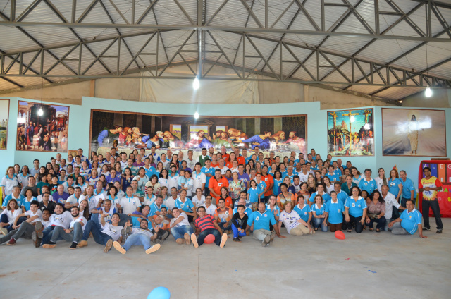 Foto oficial dos cursilhistas logo após a missa com o Pe. Rubens J. Santos . Celebração marcou a abertura da  nova casa do MCC (Movimento de Cursilhos de Cristandade) de Dourados