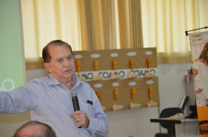 José Aroldo Gallassini, diretor presidente da COAMO, palestrando para os produtores da região de Dourados.