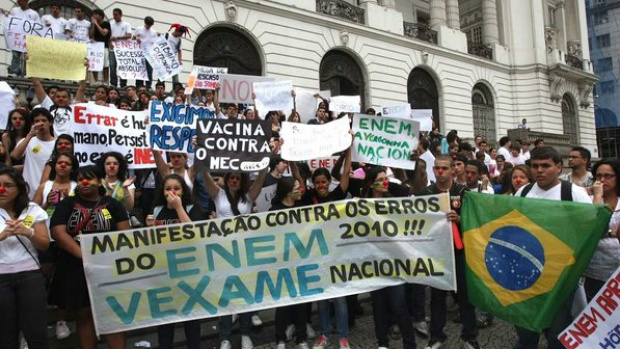 Estudantes protestam no Rio contra problemas ocorridos na edição do Enem 2010 (Marco Antonio Cavalcanti/O Globo)