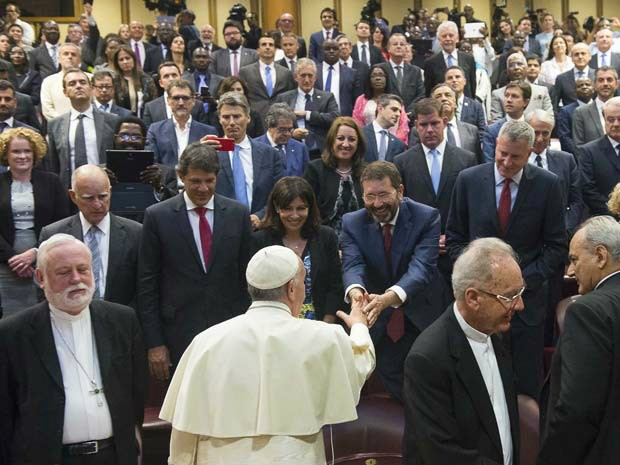 Haddad e outros prefeitos cumpromentam Papa Francisco nesta terça-feira (21) no Vaticano (Foto: AP Photo/L'Ossservatore Romano, Pool)