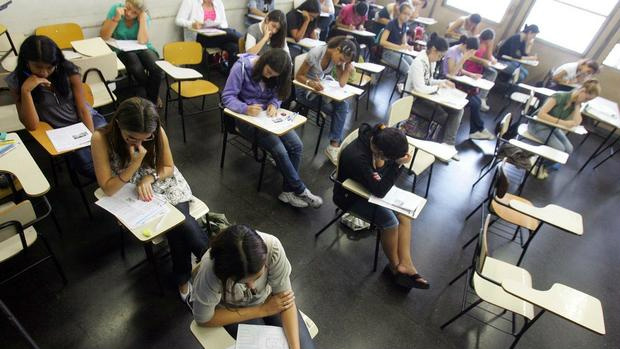 Saída da sala de prova sem permissão pode eliminar participante do Enem (Foto: Arquivo/VEJA)