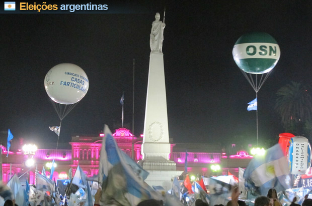 Militantes peronistas comemoram vitória de Cristina Kirchner na Praça de Maio, neste domingo (23) (Foto: Amauri Arrais/G1)