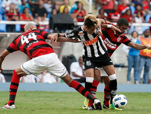 Neymar passa por Alex Slva  e Júnior César no
Engenhão (Foto: Agência Estado)