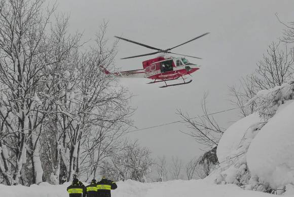 Itália – Equipes do Corpo de Bombeiro trabalham no resgate de vítimas de uma avalanche que ocorreu na cidade de Farindola e atingiu um hotel. Matteo Guidelli/divulgação/Agência Lusa