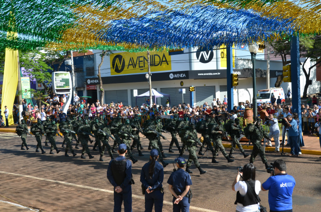 Desfile de 7 de Setembro na Avenida Marcelino Pires, em Dourados.
Foto : Estanislau Sanabria / Rádio Coração FM 
