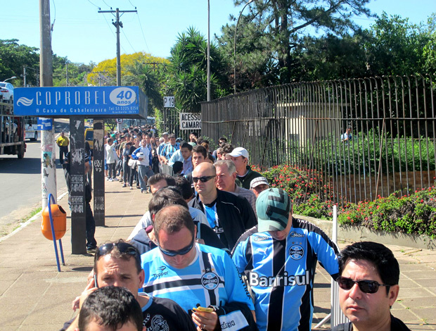 Desde de cedo, movimentação por ingressos é grande no Olímpico (Foto: Janir Júnior / Globoesporte.com)