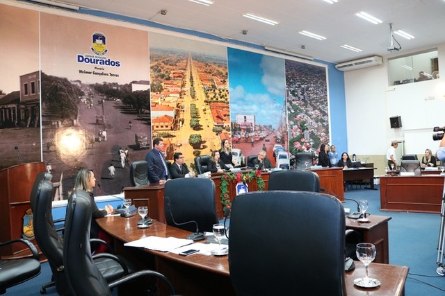 Vereadores abandonam a sessão e presidente da Câmara encerra por falta de quórum
Foto: Dourados Agora