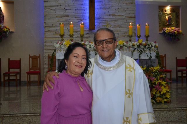 Diácono José Gomes Sobrinho com esposa Dirce após sua ordenação no dia 26/08  em Douradina/Ms