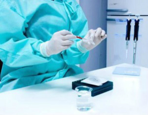 A vacina, que está sendo desenvolvida a partir das pesquisas de um laboratório na França, já foi testada e está em processo de validação.