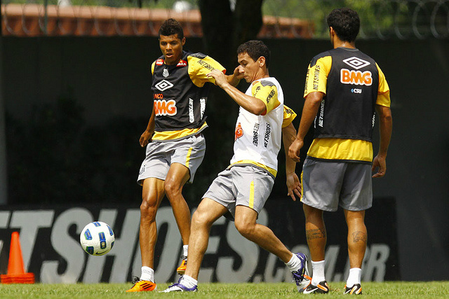 Ganso disputa bola com Éder Lima no treino do Santos no CT (Foto: Ricardo Saibun/Divulgação SFC)