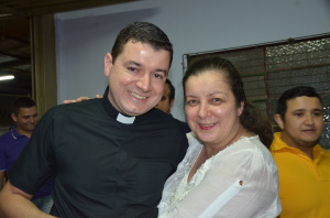 Pe. Marcos Roberto, com a comunicadora e diretora artística da Rádio Coração Ozair Sanábria.