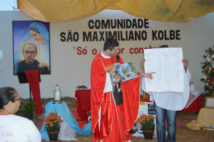 Pe. Alexandre apresentando o projeto da futura igreja, que vai homenagear São Maximiliano Kolbe,  no Monte Carlo