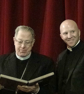 Bispo da Diocese de Guarulhos, Dom Luiz Gonzaga Bergonzini, recebe prêmio das mãos de padre Shenan