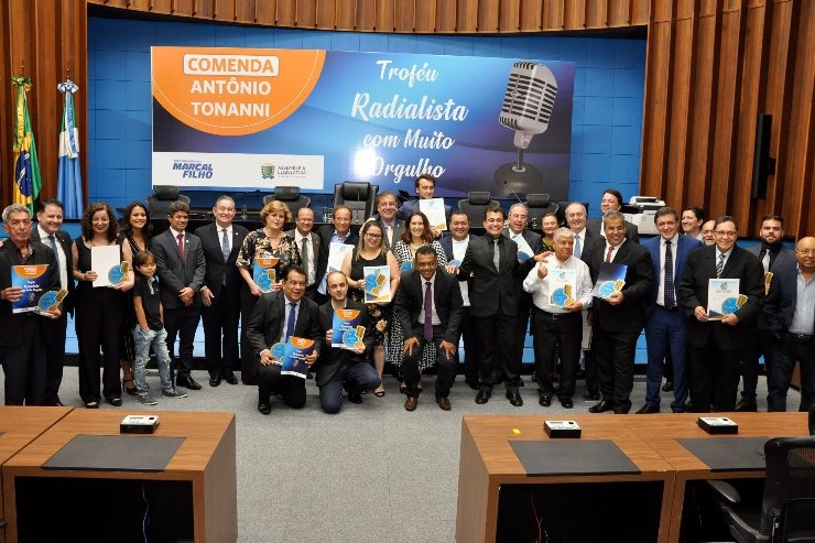Solenidade entregou Comenda e troféu Radialista com Muito Orgulho. Foto: Luciana Nassar / AL MS