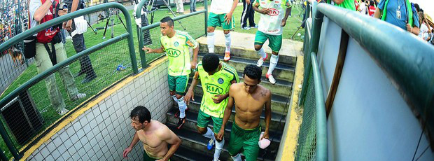 Jogadores do Verdão desolados após empate com o Flamengo (Foto: Marcos Ribolli / Globoesporte.com)