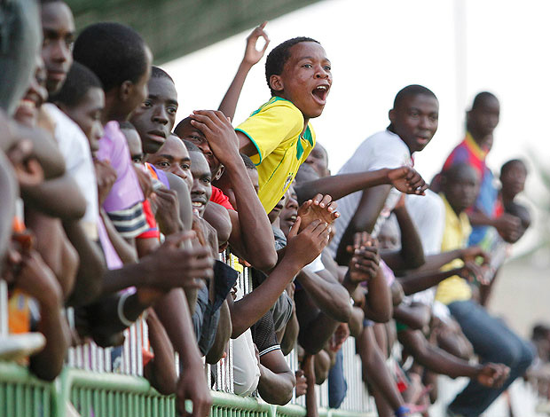 Torcida do Gabão tem dado muito carinho à Seleção Brasileira no país (Foto: Rafael Ribeiro / CBF)